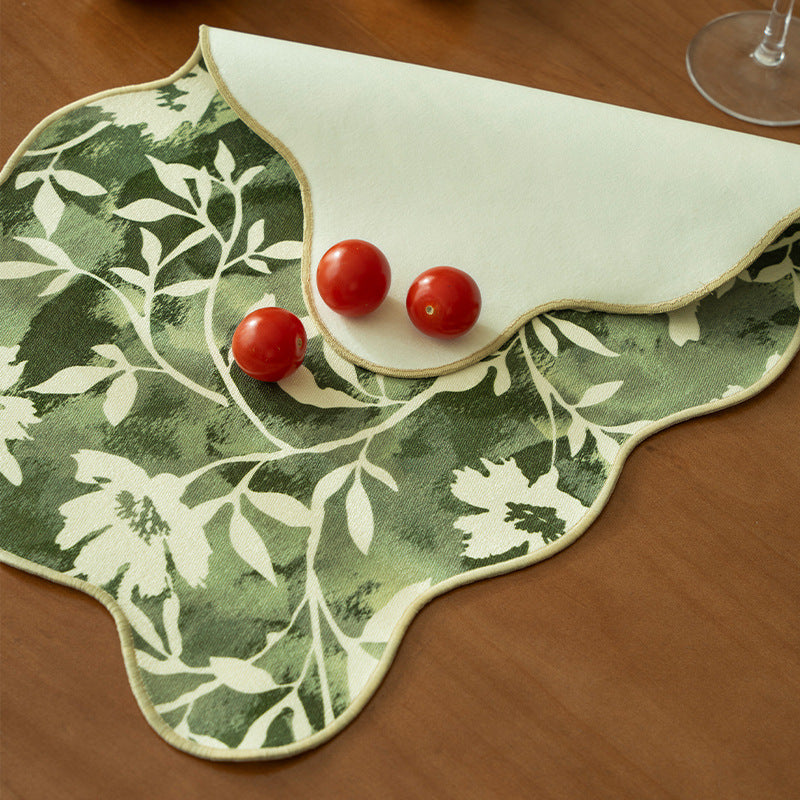 Geformter Dekor-Teppich mit gewellter Kante und floraler Aquarell-Optik