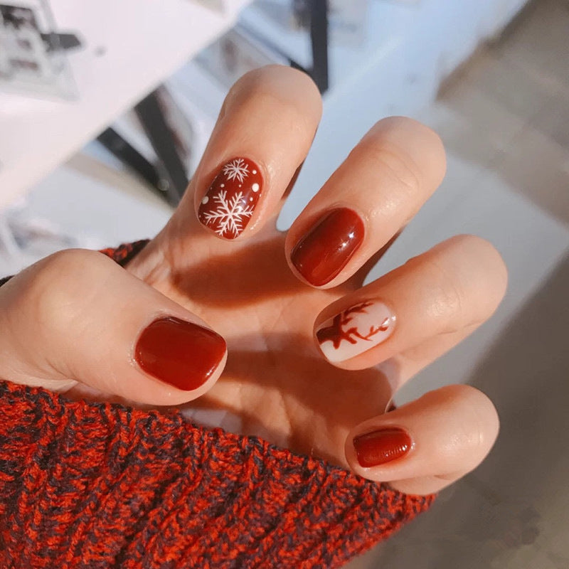 Kreatives Kunstnagelset mit Glitzer- und eleganten Muster Akzenten Karnz