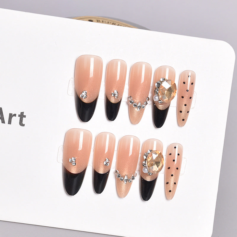 Elegantly gestaltete Press-On Nagelkunst Karnz