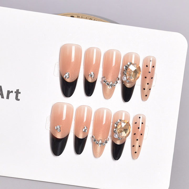 Elegantly gestaltete Press-On Nagelkunst Karnz