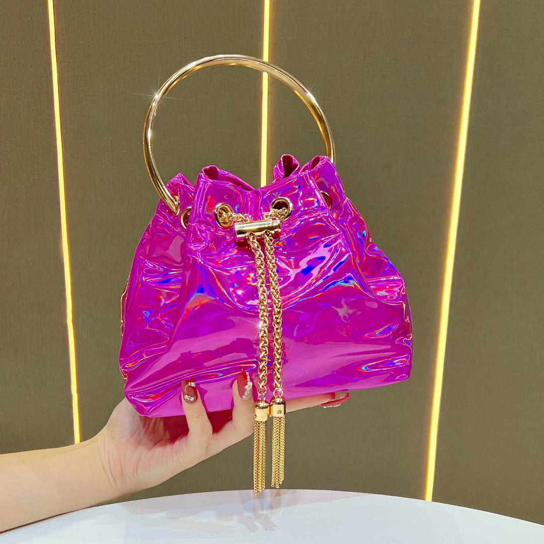 Bucket-Handtasche mit metallischen Details