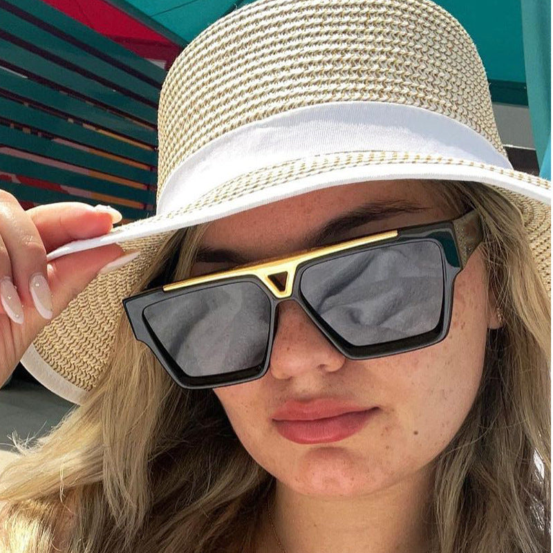 Damen modische oversized Sonnenbrille mit stilvollem goldenen Akzent Karnz