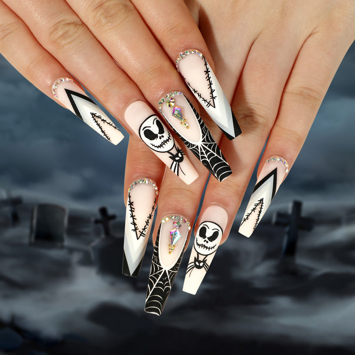 Kunstvolle Nagelverlängerungen im Halloween-Design Karnz