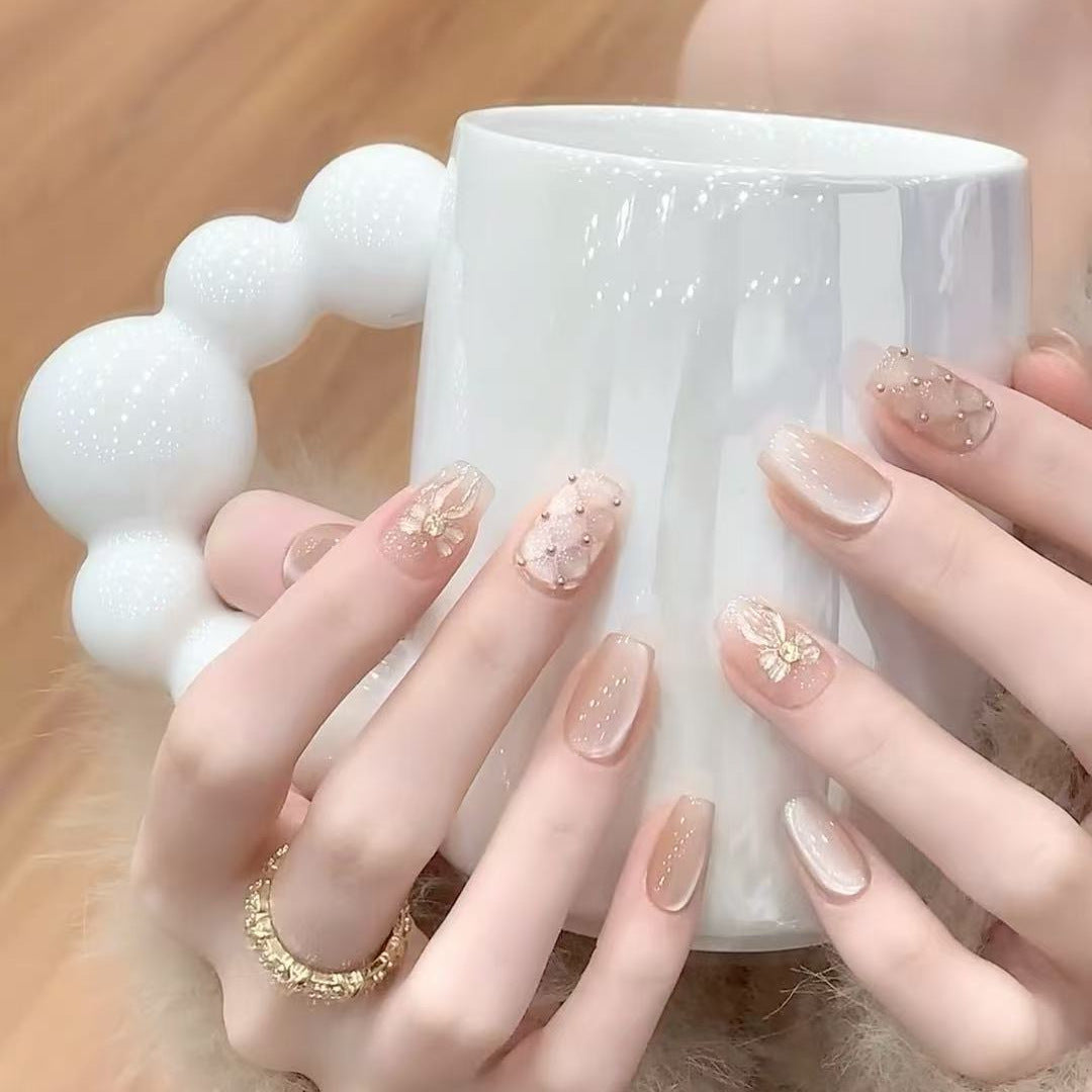 Dekorativer Press-On Nagel Set mit floralen Akzenten