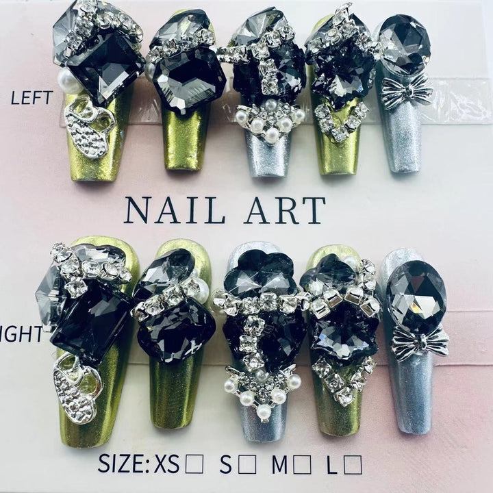 Glamouröse Nagelkunst mit Kristall- und Perlenakzenten Karnz