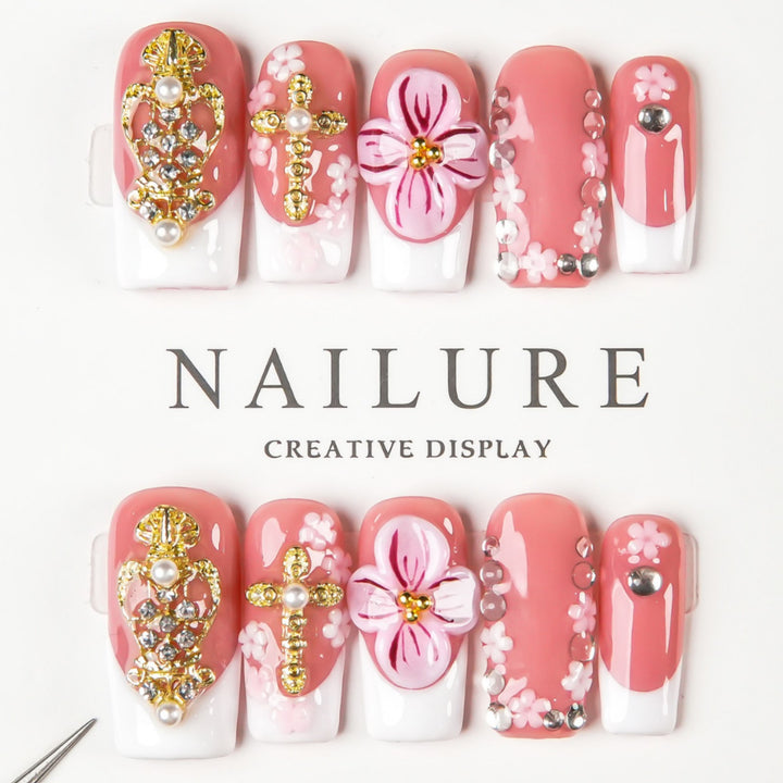 Dekoratives Press-On Nagelkunstset mit floralen Akzenten