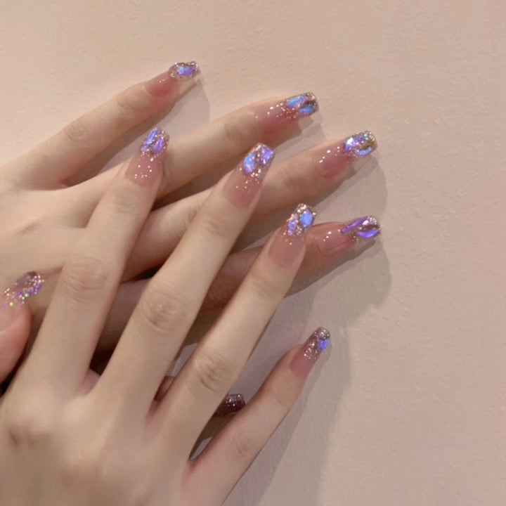 Kunstnagelset mit glamourösen Glitzerakzenten und eleganten Elemente Karnz