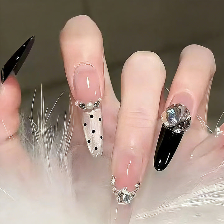Kunstnagelset mit elegantem Glitzer- und 3D-Applikationen Karnz