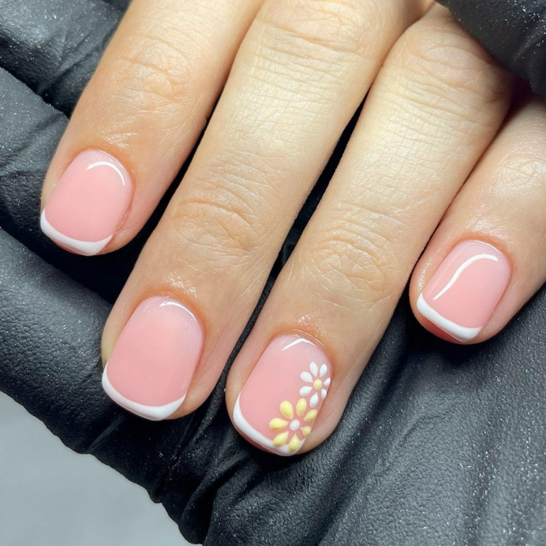 Elegante und kreative Nagelkunst mit Blumenakzenten Karnz