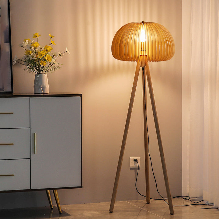 Moderne dekorative Tischlampe mit Holzfuß