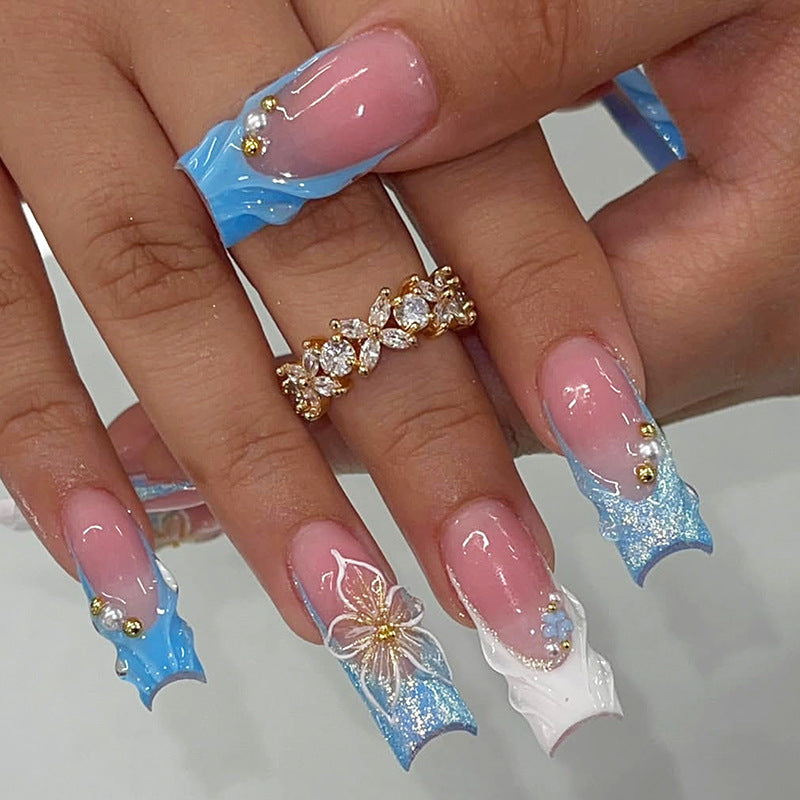 Künstlerisches Nail Art Set mit floralen und glänzenden Akzenten Karnz