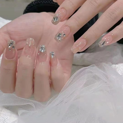 Dekorative Strass-Nagelkunst