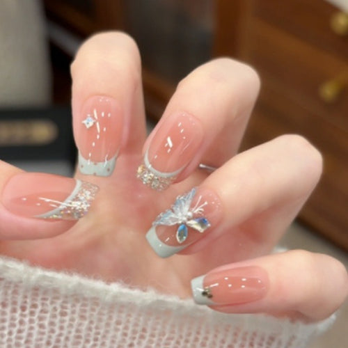 Künstlerisches Press-On-Nagelset mit funkelnden Akzenten