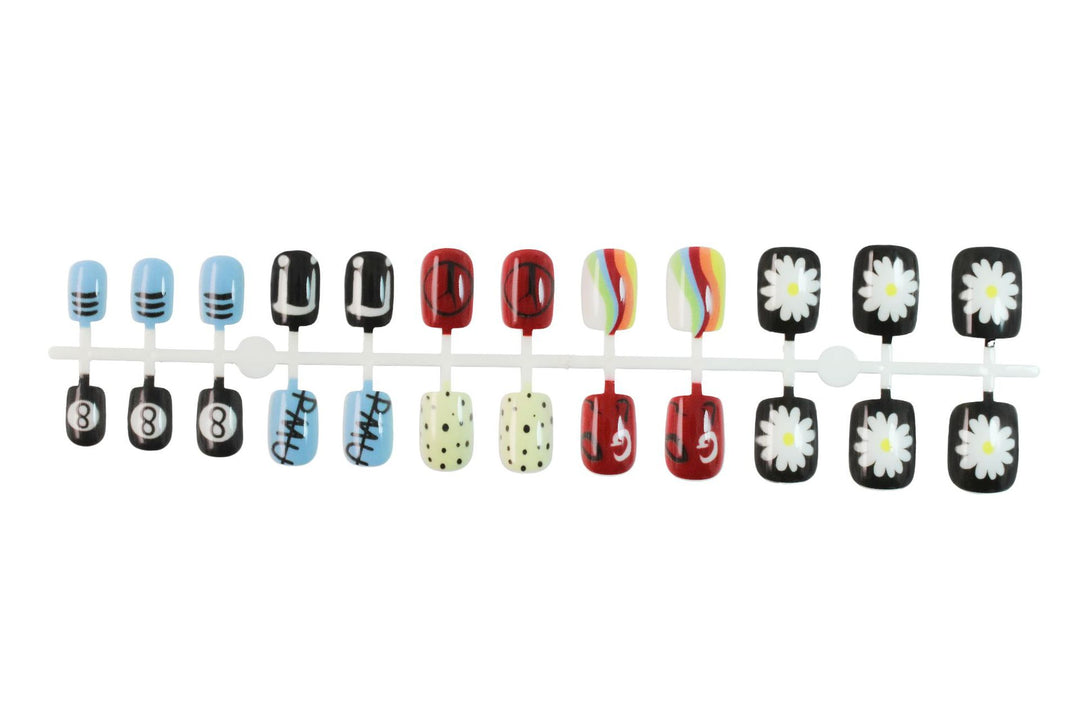 Kunstnagelset mit kreativen und bunten Designs Karnz