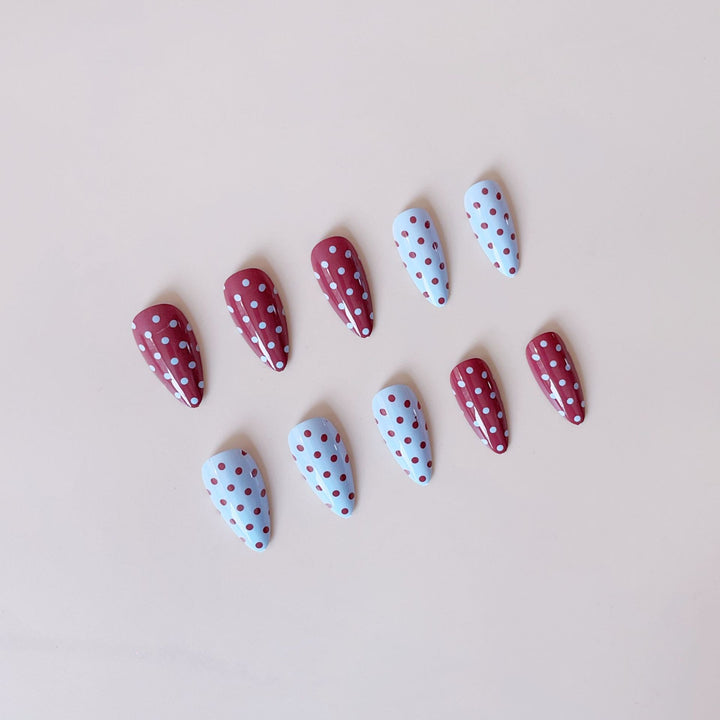 Kunstnagelset mit kreativen Retro-Designs Karnz