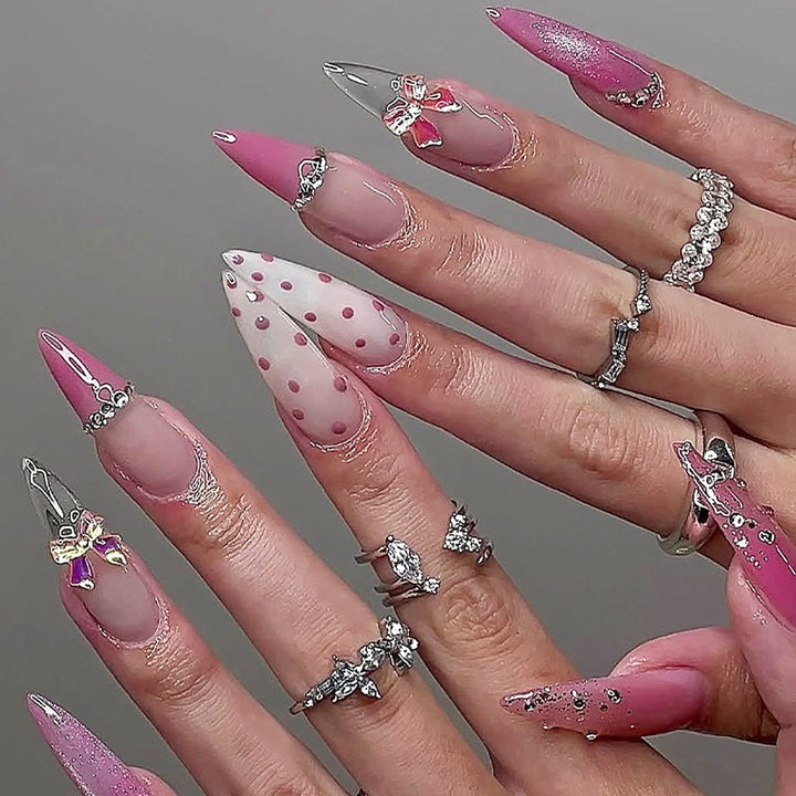 Kunstnagelset mit elegante Blüten- und Glitzerdetails Karnz