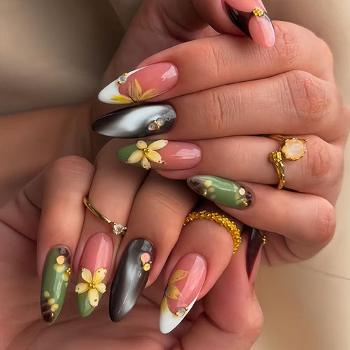 Kunstfingernägel mit Handgefertigten Floralen Motiven Karnz