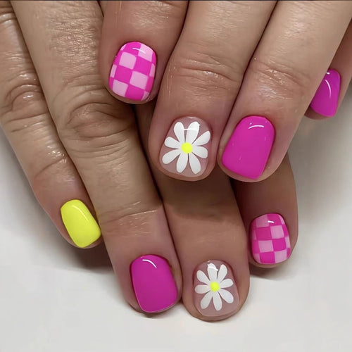 Kunstnagelset mit verspieltem Blumen- und Karomuster Karnz