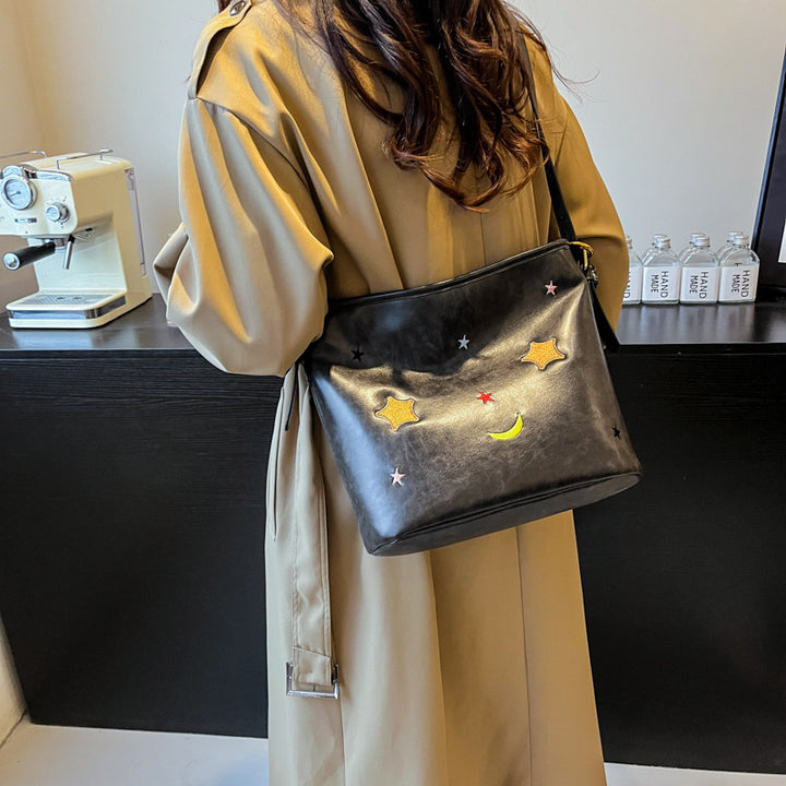Schultertasche mit Charmanten Applikationen Karnz