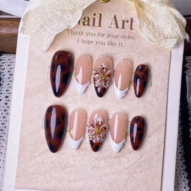 Elegantes Floral Press-On Nagelkunst Set Karnz