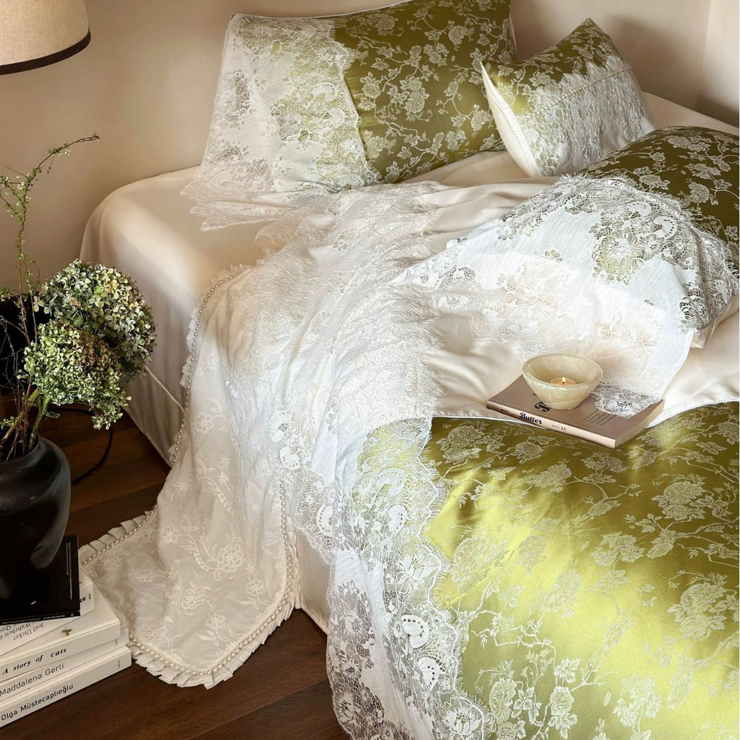 Satiniertes Bettwäsche-Set mit floraler Jacquardstruktur und feiner Spitzenbordüre