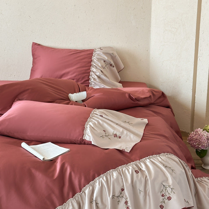 Elegantes Bettwäscheset aus Baumwollsatin mit besticktem Volant und Wendekissen