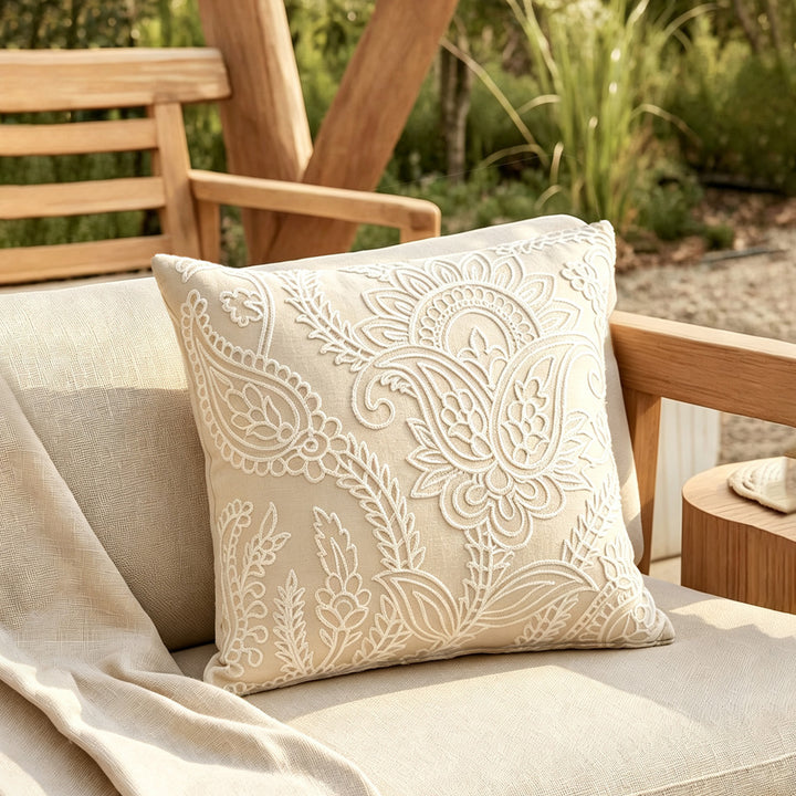 Bestickter Zierkissenbezug mit Paisley-Reliefstruktur