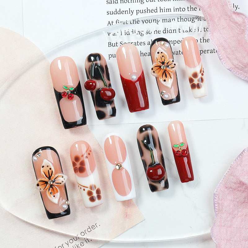 Kreatives Kunstnagelset mit floralen und fruchtigen Akzenten Karnz
