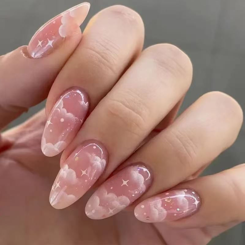 Künstlerische Druck-Nageltips mit Wolken-Design
