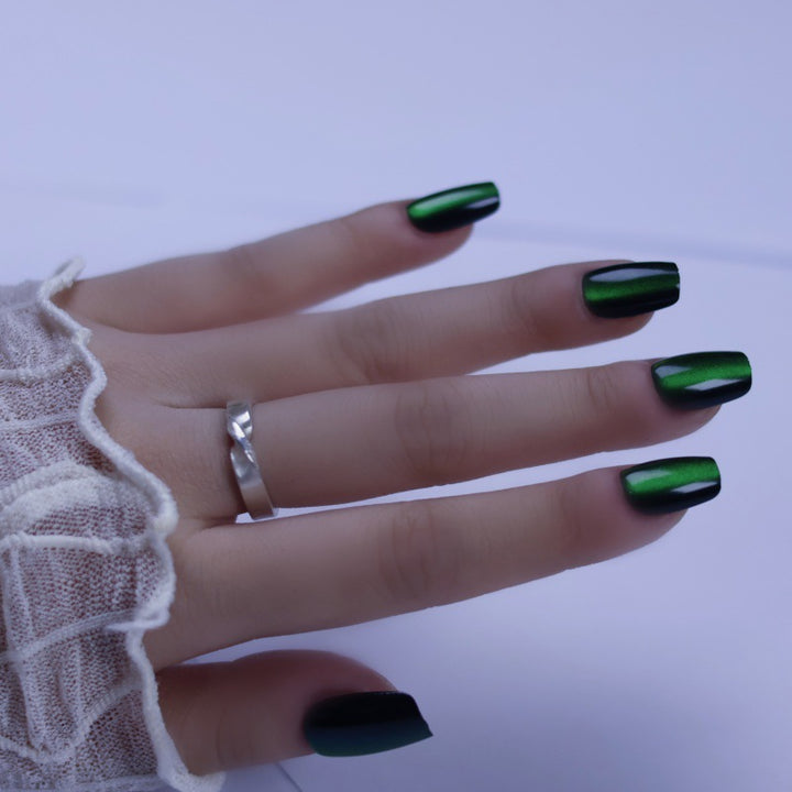 Kunstnägel mit schimmerndem Metallic-Effekt Karnz