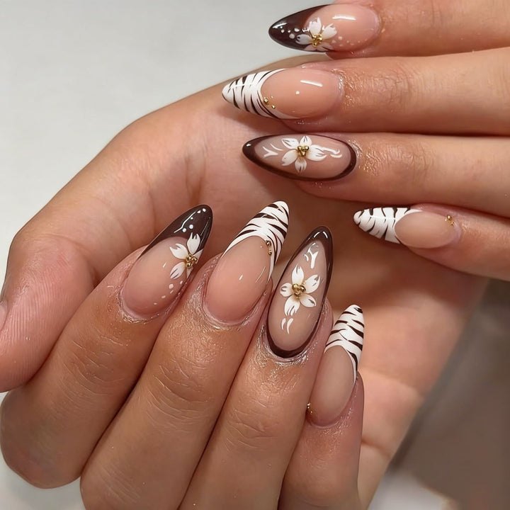 Elegante Blumen-Mandel-Nail Art Karnz