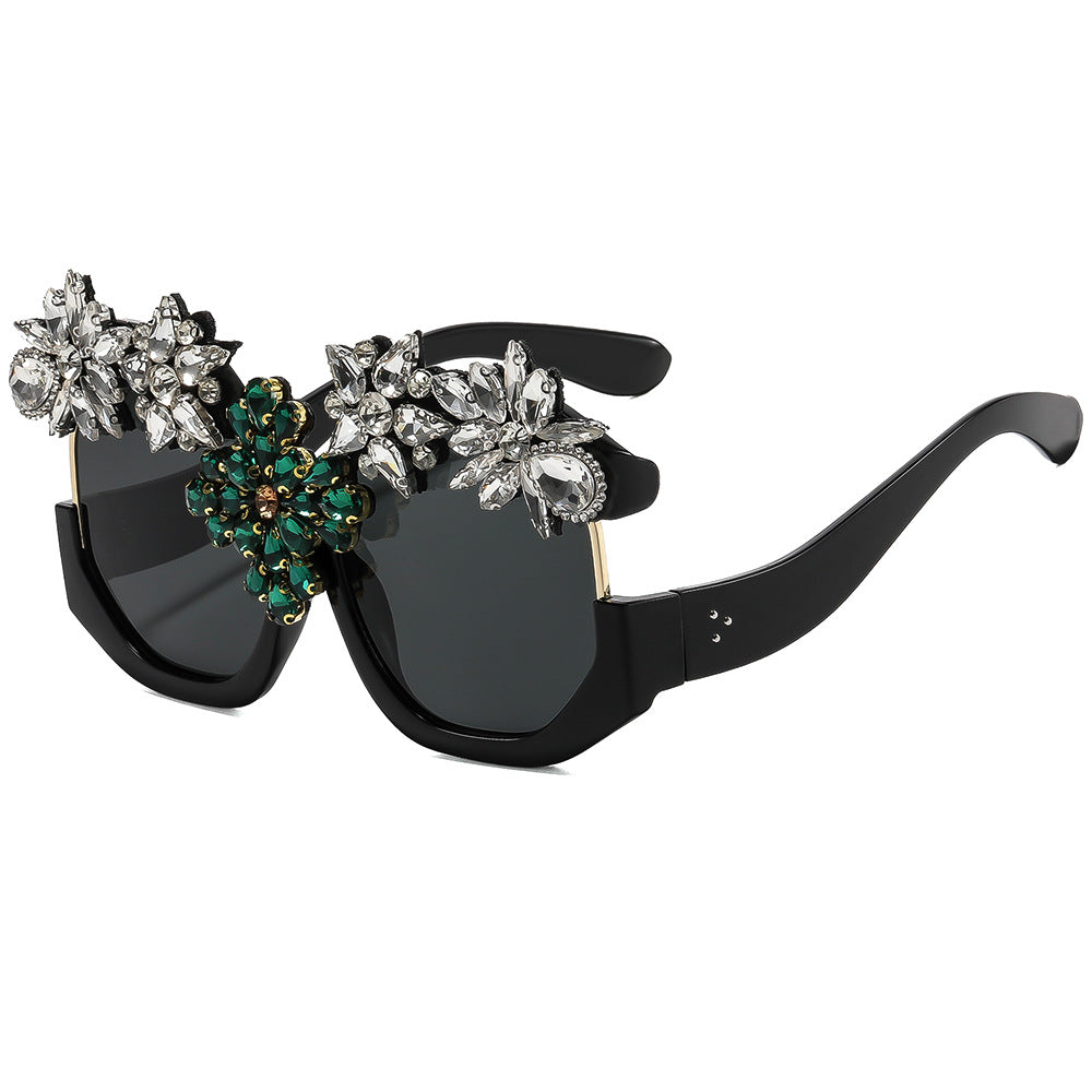 Damen Glamouröse Sonnenbrille mit funkelnden Kristallblüten Karnz