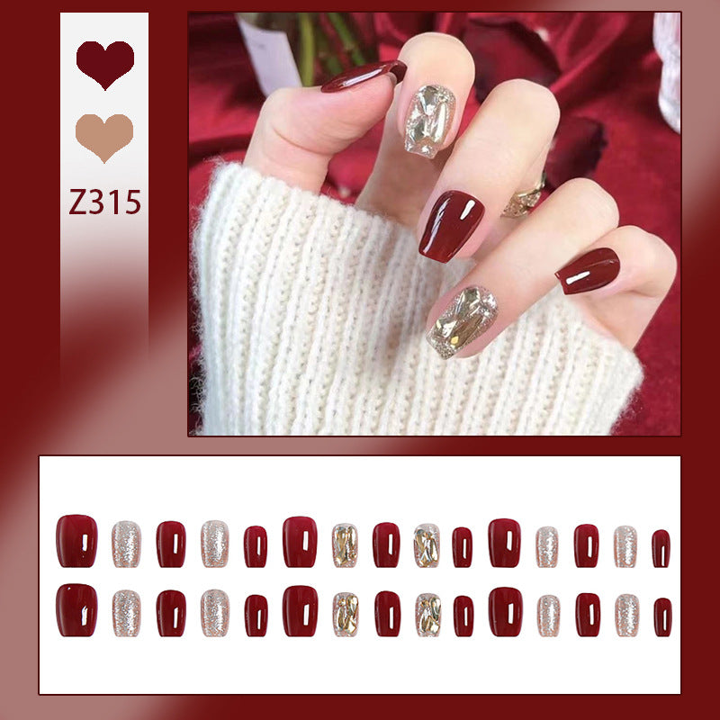 Kunstnagelset mit eleganten Glitzer- und Metallic-Akzenten Karnz