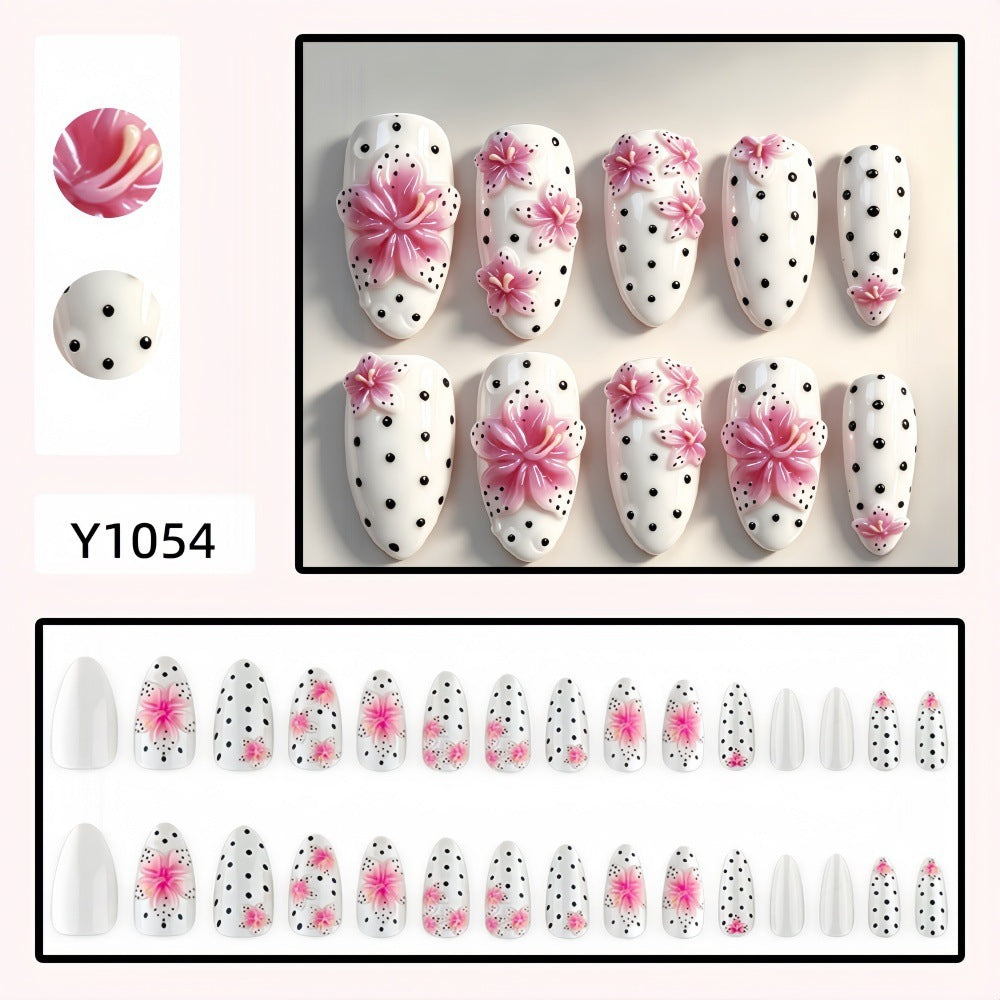 Kunstnagelset mit floralen Akzenten und Polka-Dots Karnz