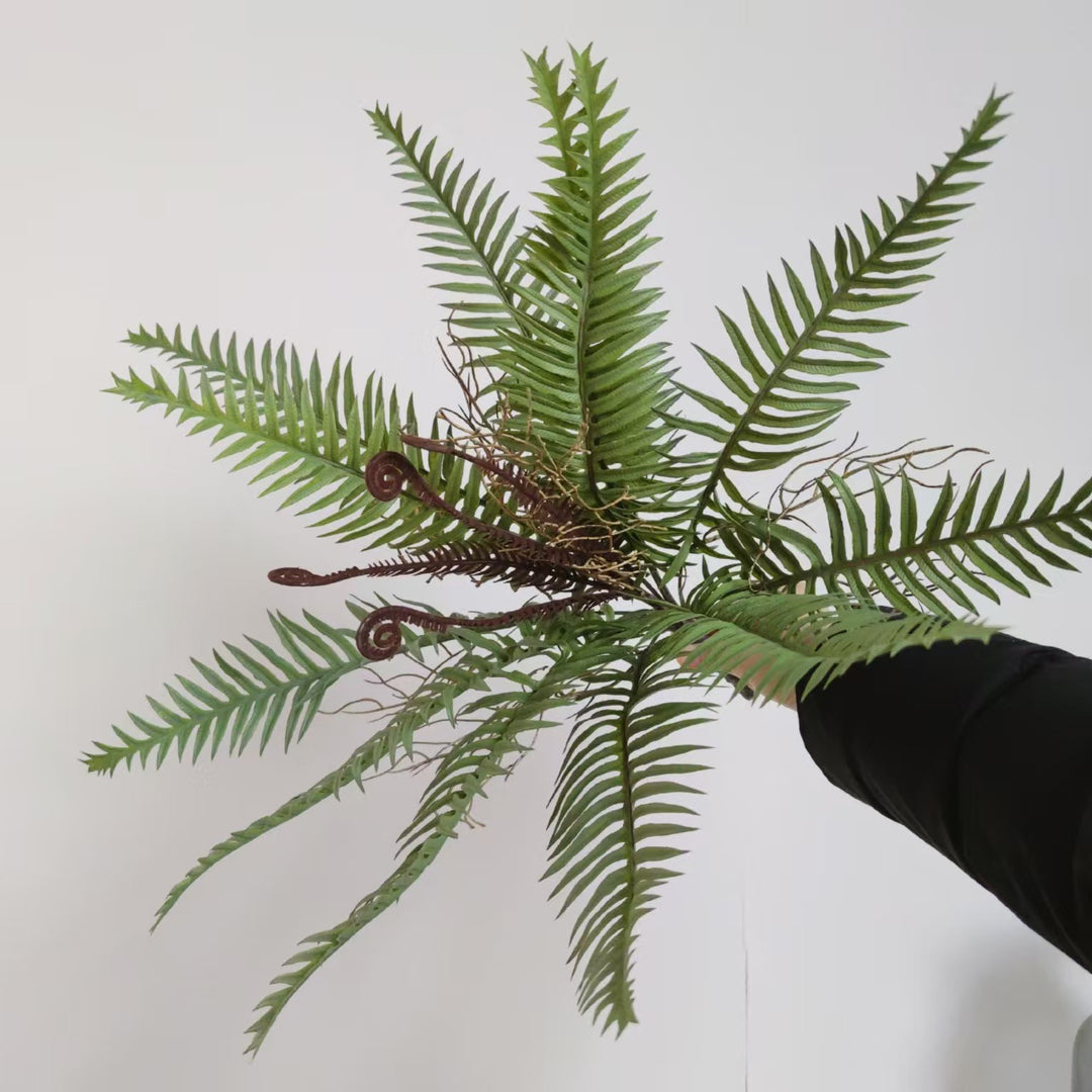 Lebensechtes Farnzweig-Arrangement