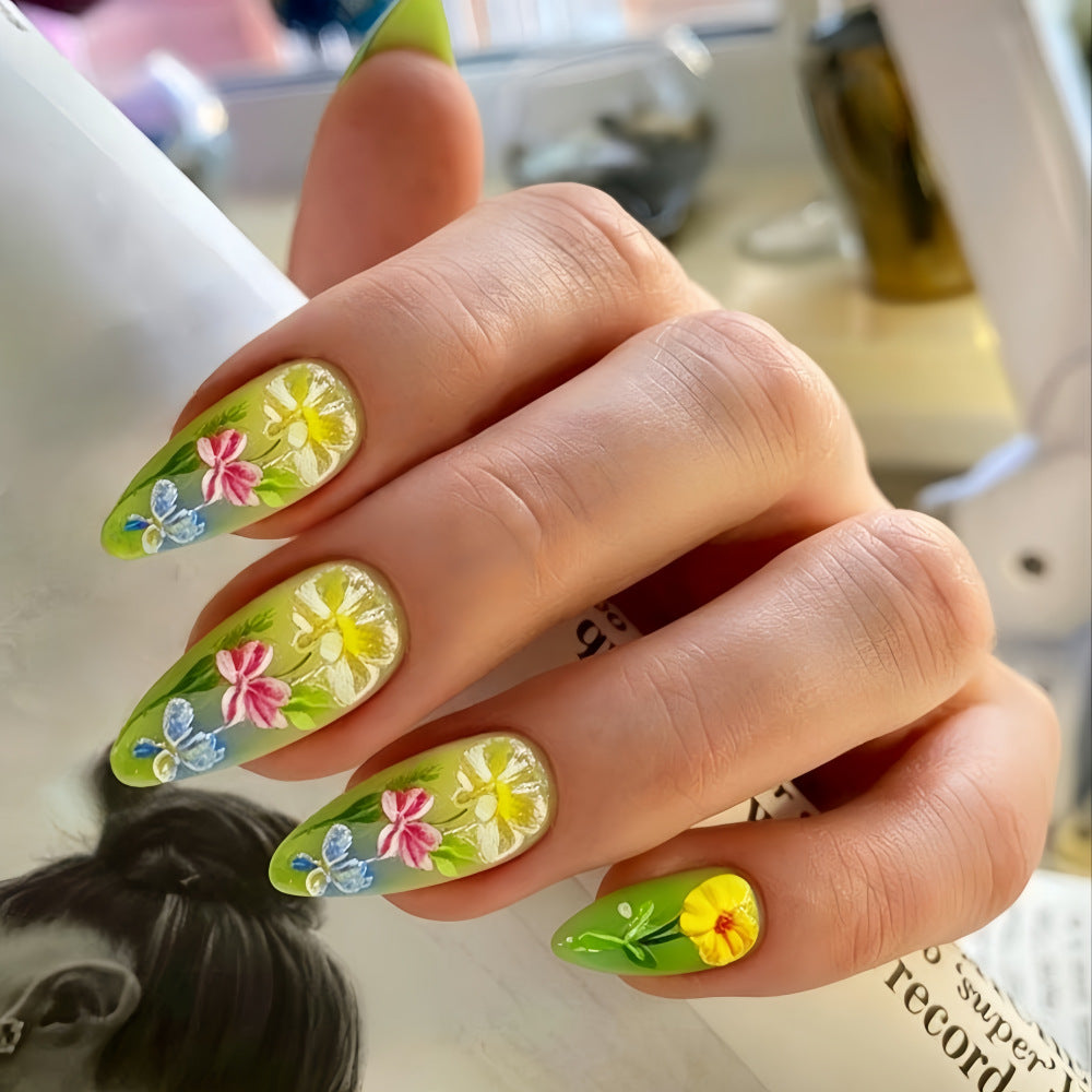 Kunstnagel mit Fröhlichen Floralem Design Karnz