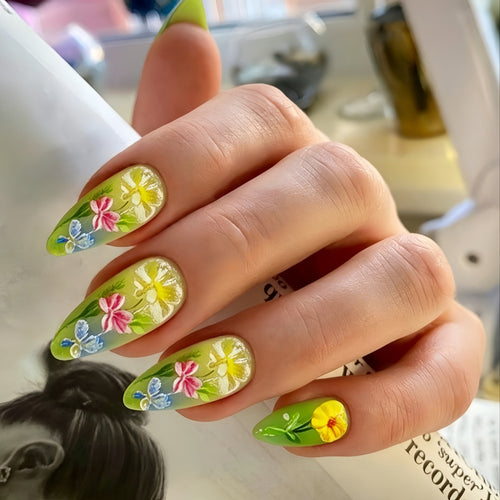 Kunstnagel mit Fröhlichen Floralem Design Karnz