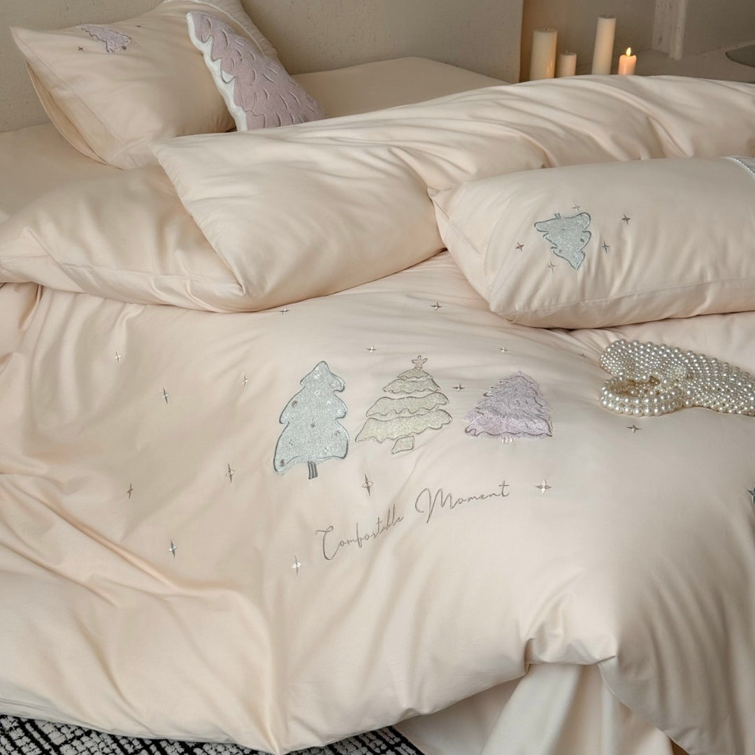 Besticktes Bettwäsche-Set aus Baumwollsatin mit Tannen-Applikation