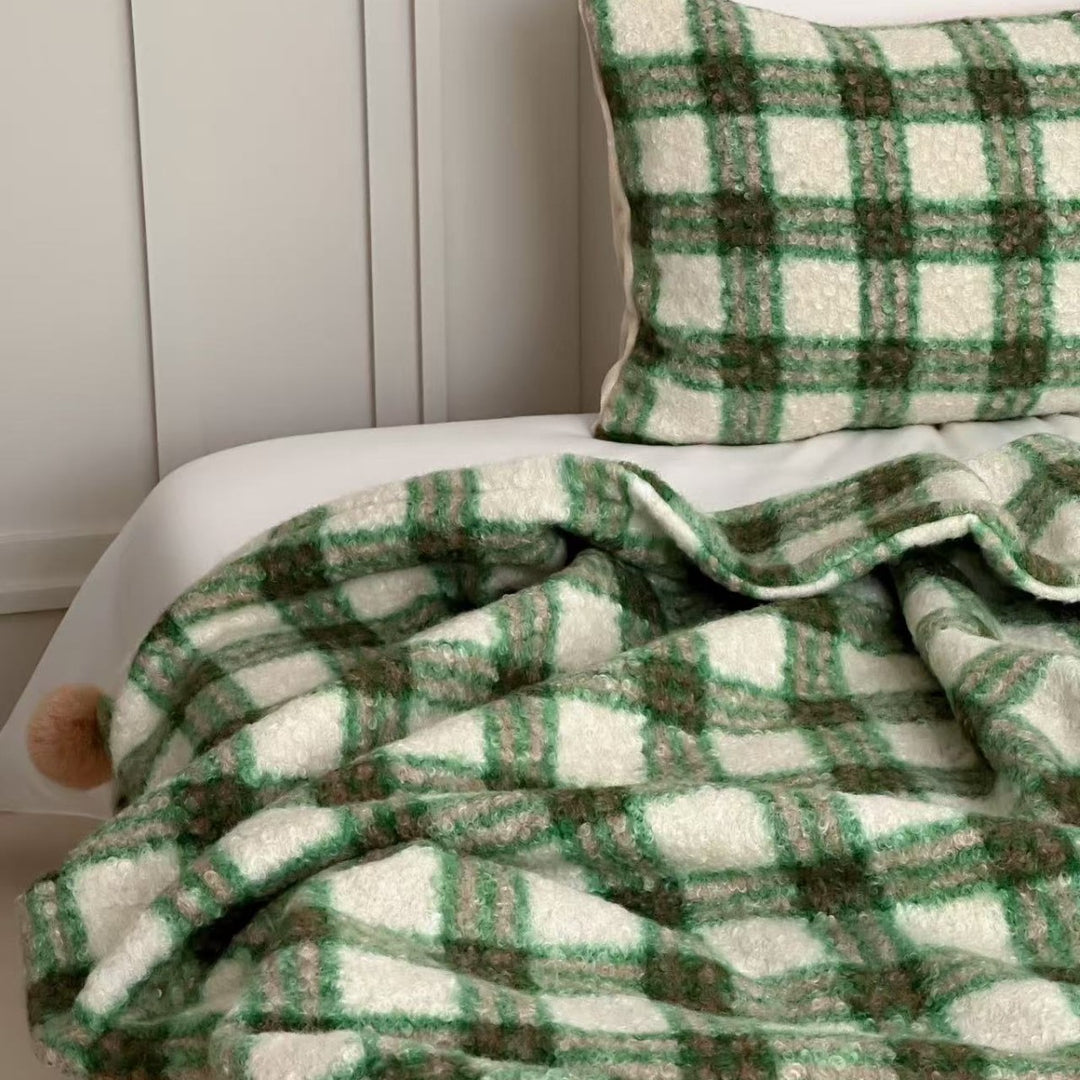 Kuscheldecke mit kariertem Muster und Bommelverzierung Karnz