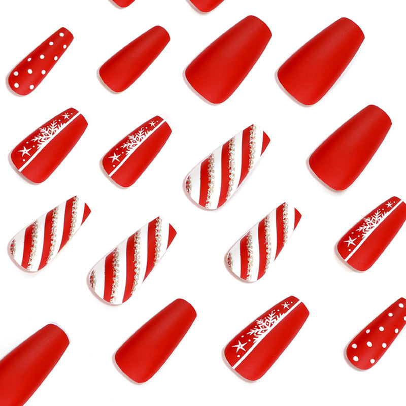 Kunstvolle Nagelverlängerungen im festlichen Design Karnz