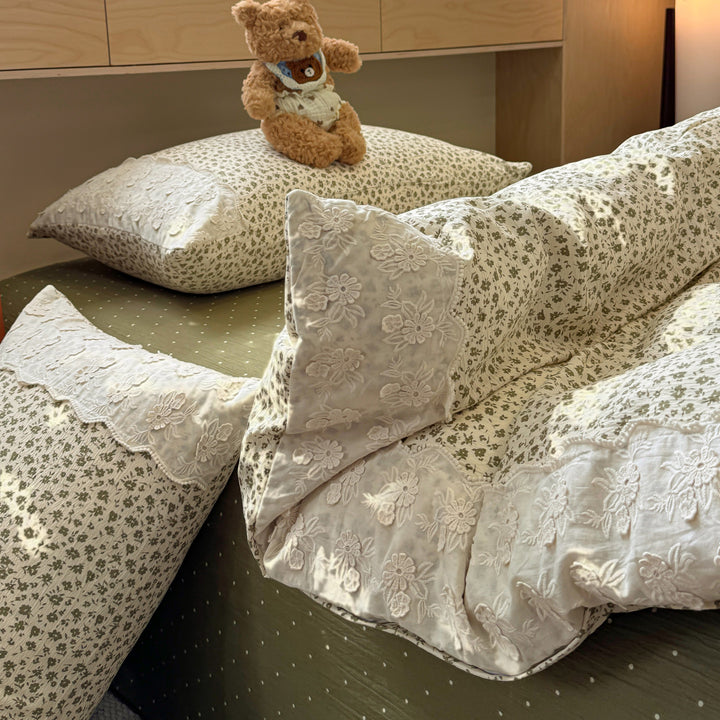 Bestickte florale Baumwollbettbezug- und Kissenbezugset mit gewelltem Spitzenrand