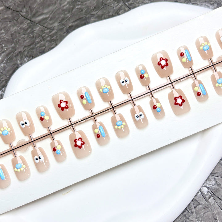 Dekoratives Press-On Nail Art Set mit einzigartigen floralen Designs