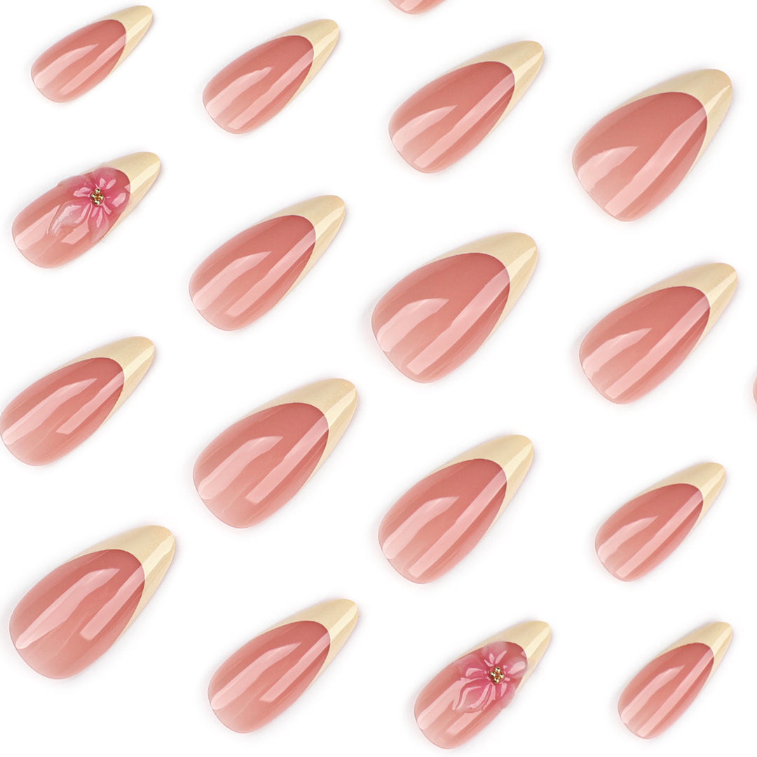 Kunstvolle Stiletto-Nägel mit elegantem Blüten-Akzent Karnz