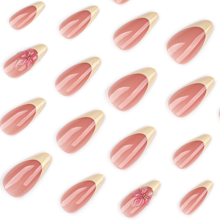 Kunstvolle Stiletto-Nägel mit elegantem Blüten-Akzent Karnz