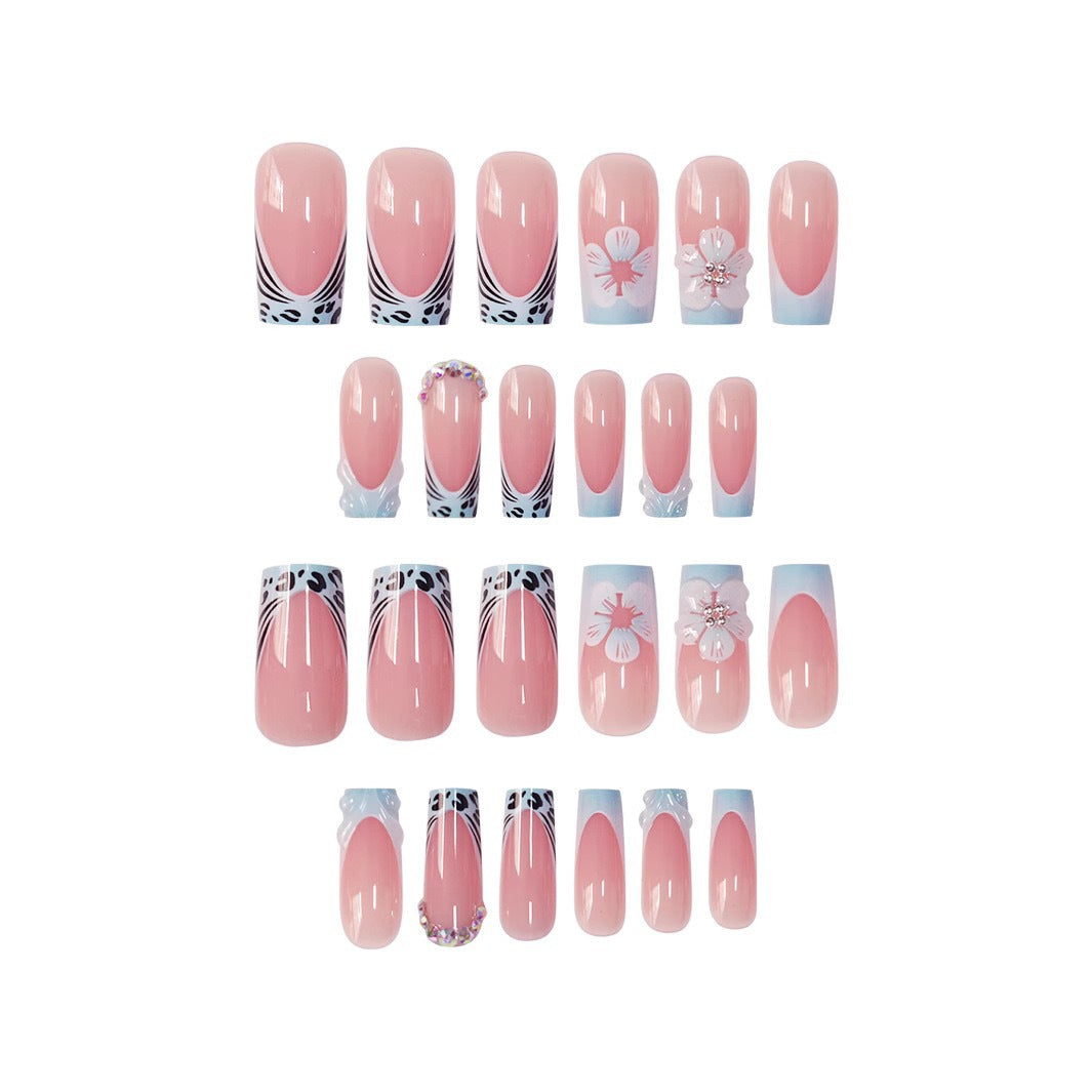 Dekoratives Floral Press-On Nagelkunst Set Karnz