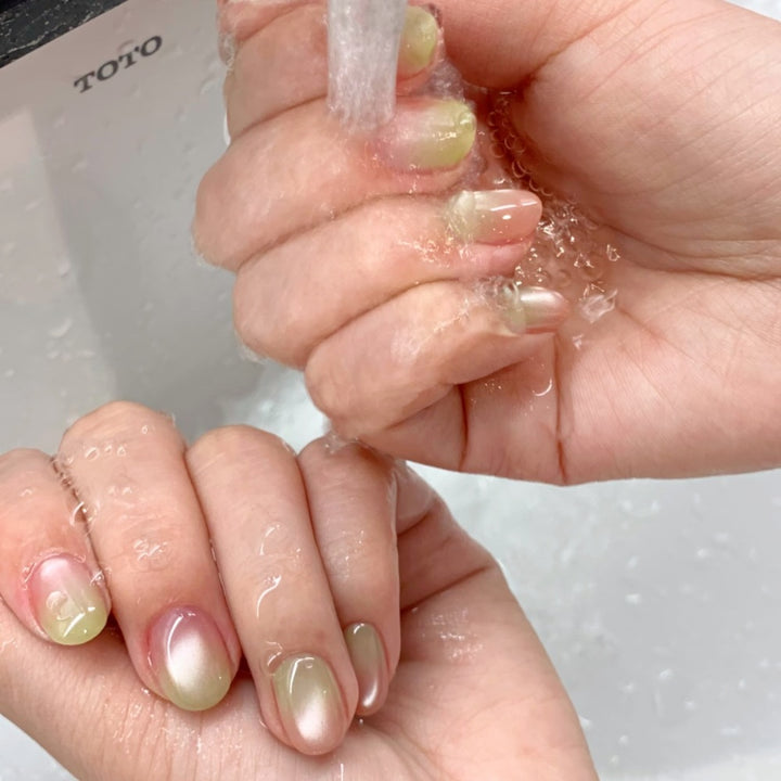 Kunstnägel mit Elegantem Ombre-Design Karnz