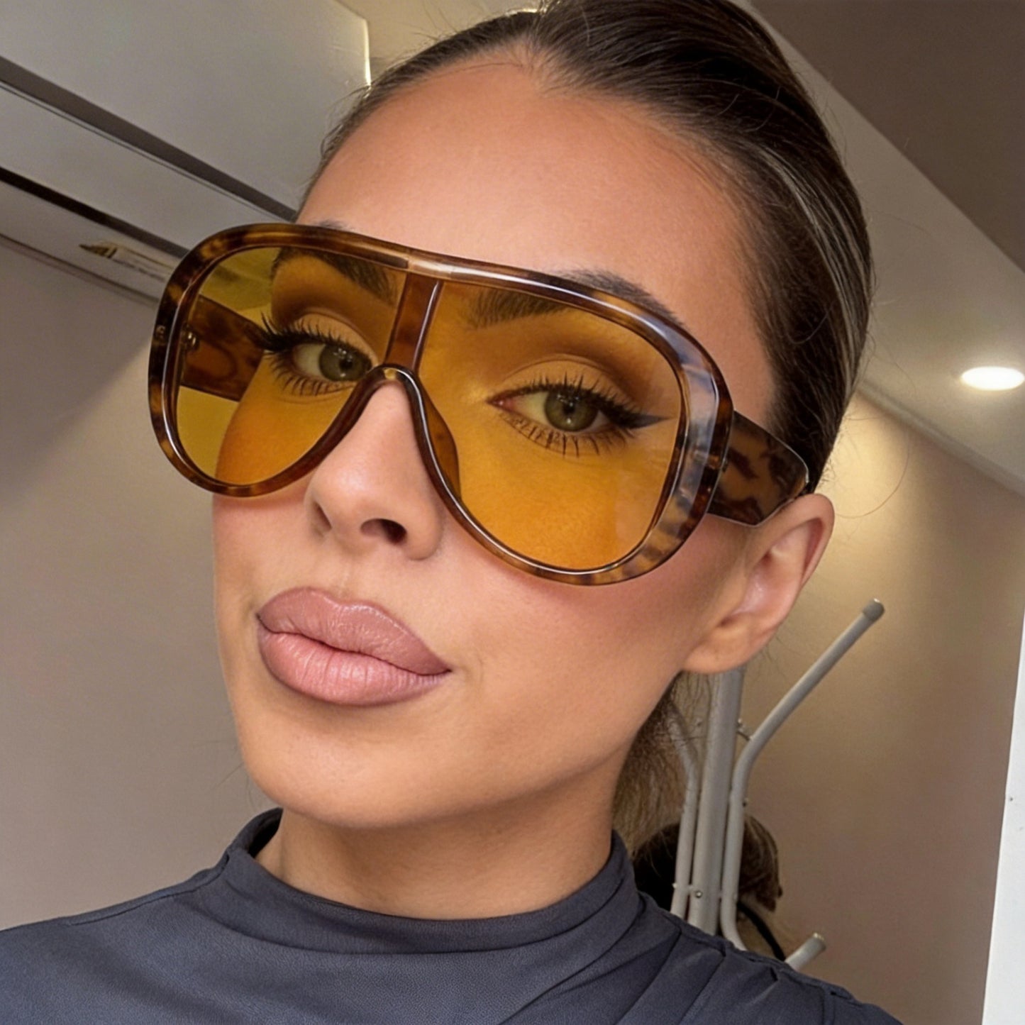 Damen oversized Sportsonnenbrille im retro inspirierten Design Karnz