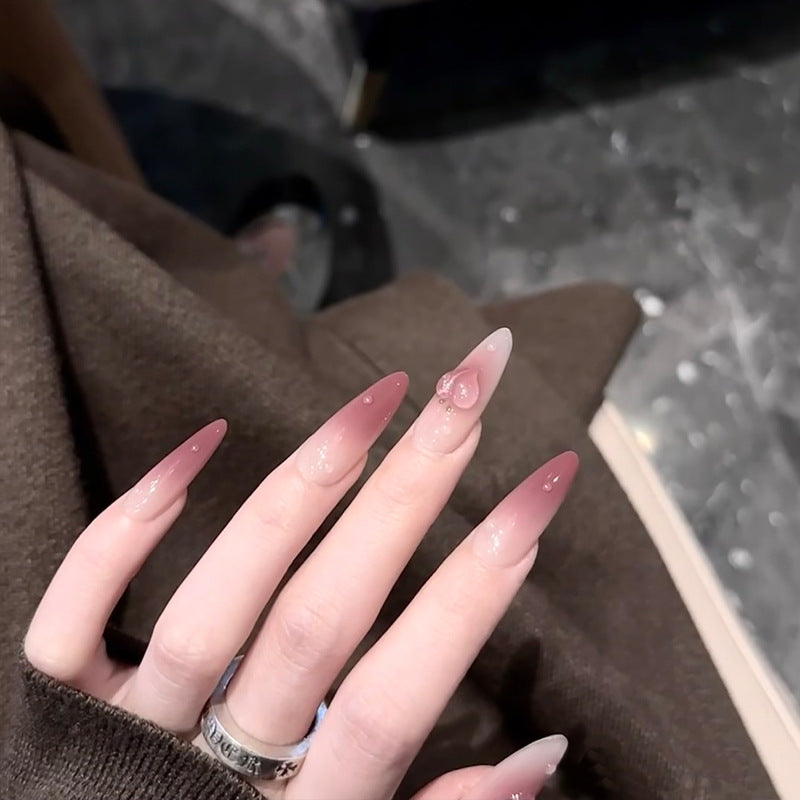 Elegante Stiletto Press-On Nägel mit Herzakzenten Karnz