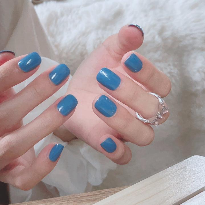 Glänzendes Nagelset mit raffiniertem Design