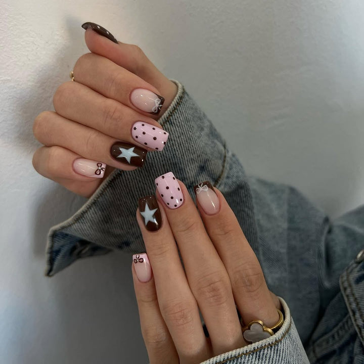 Kunstnagelset mit verspielten Motiven und hochwertigen Verzierungen Karnz